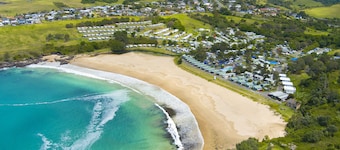 Kiama Beach House | Ocean Views | BBQ | Sleeps 8 | 1 min to Beach | Ping Pong