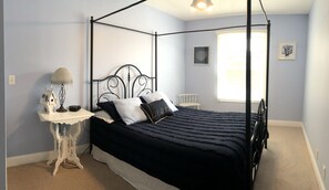 2 bedrooms, iron/ironing board, travel cot, free WiFi - Beach Town Oasis-loft apartment.          In the center of Downtown! (Grand Haven)