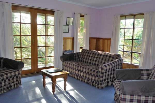 Flachbildfernseher, DVD-Player, Bücher, Stereoanlage