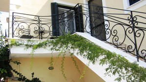 Una escalera con base de piedra y pared blanca.