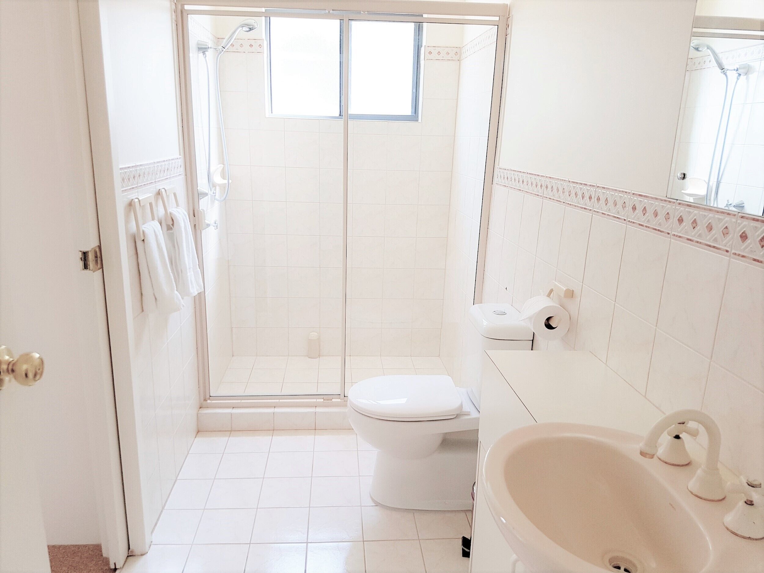 Beachcomber Port Elliot Upstairs bathroom with shower, vanity and toilet.