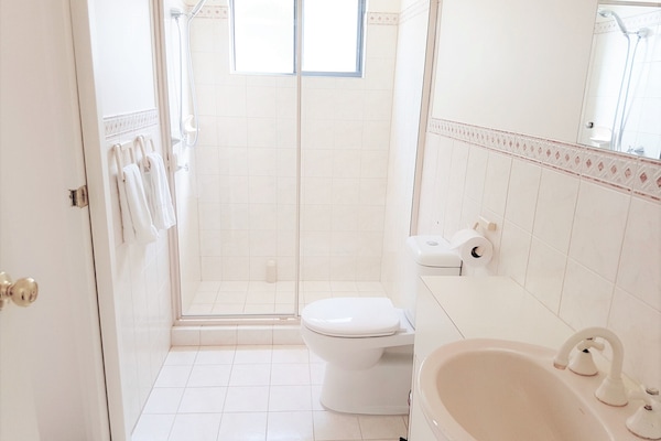 Beachcomber Port Elliot Upstairs bathroom with shower, vanity and toilet.