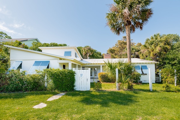 Joe's Folly/3 bedrooms/3 full baths/outdoor shower/stroll to beach or town.
