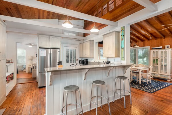 Full-size fridge, microwave, oven, stovetop