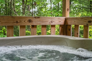 Outdoor spa tub - Sugar Shack Yurt Romantic and cozy! (Hico)