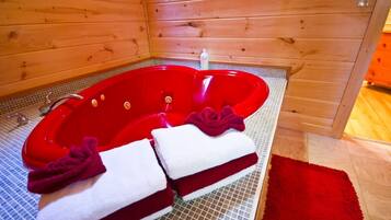 Tina con regadera, secadora de cabello, toallas