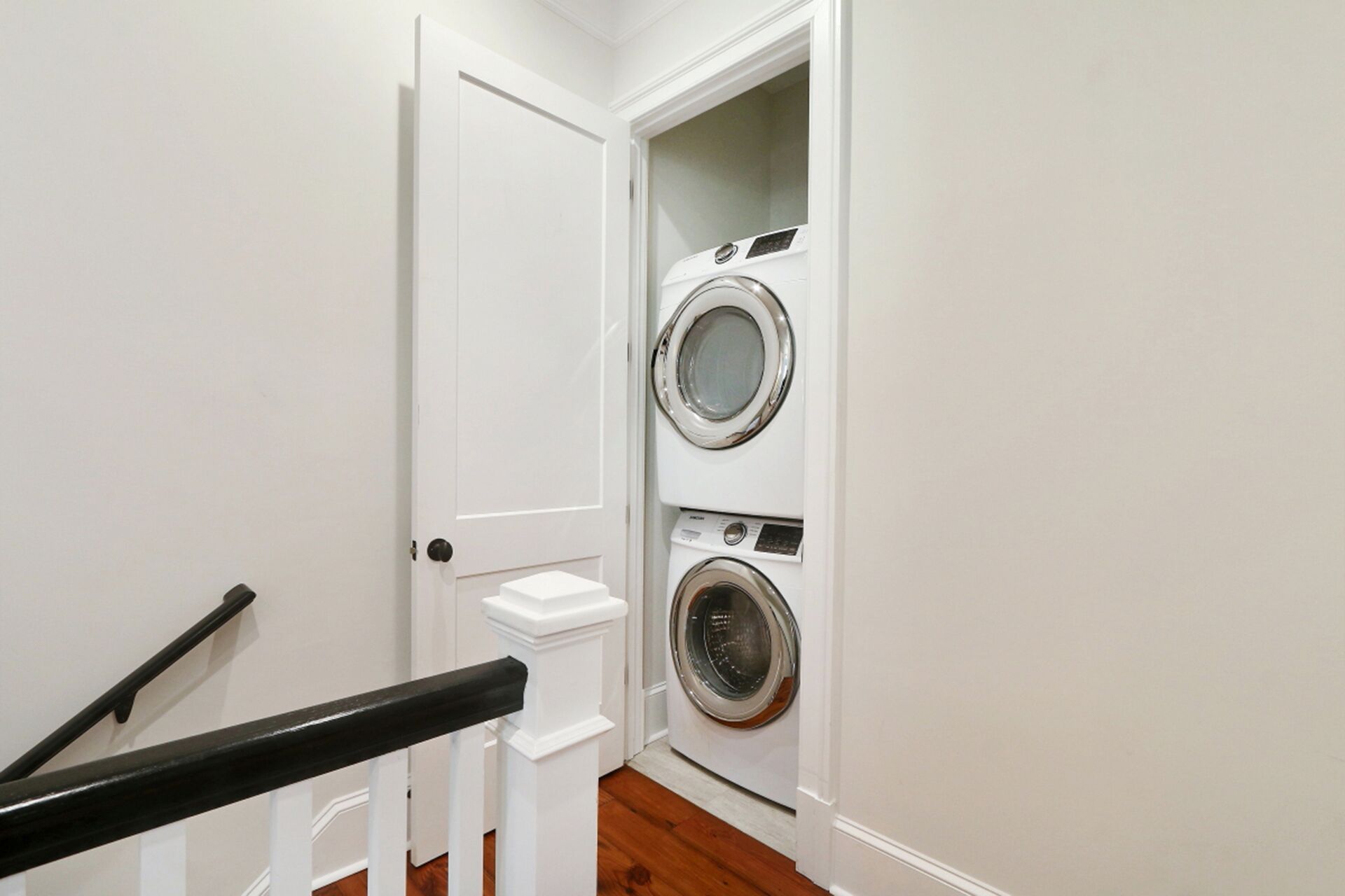 Una sala de bugaderia amb dues rentadores superposades.