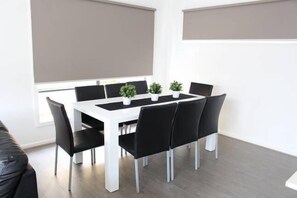 Dining - PALM GROVE BEACH HOUSE DROMANA (Dromana)