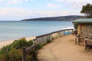 Beach nearby, sun-loungers - PALM GROVE BEACH HOUSE DROMANA (Dromana)