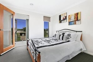 4 bedrooms, iron/ironing board, free WiFi, bed sheets - PALM GROVE BEACH HOUSE DROMANA (Dromana)