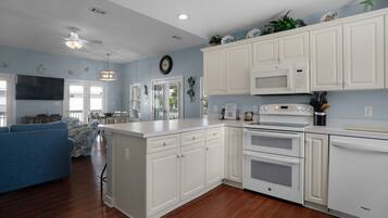 Een koelkast, een microgolfoven, een oven, een kookplaat