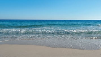 Plage à proximité, chaises longues