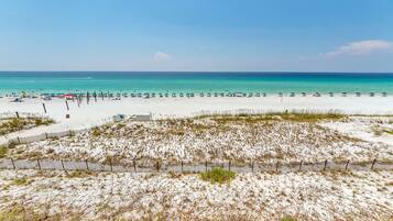 Vlak bij het strand, ligstoelen