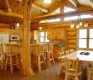 Dining - Very Private log lodge on Minnesota’s clearest lake inc. Kayak rowboat & canoe (Marcell)