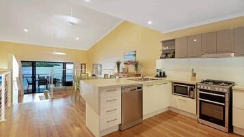 Fridge, oven, stovetop, dishwasher