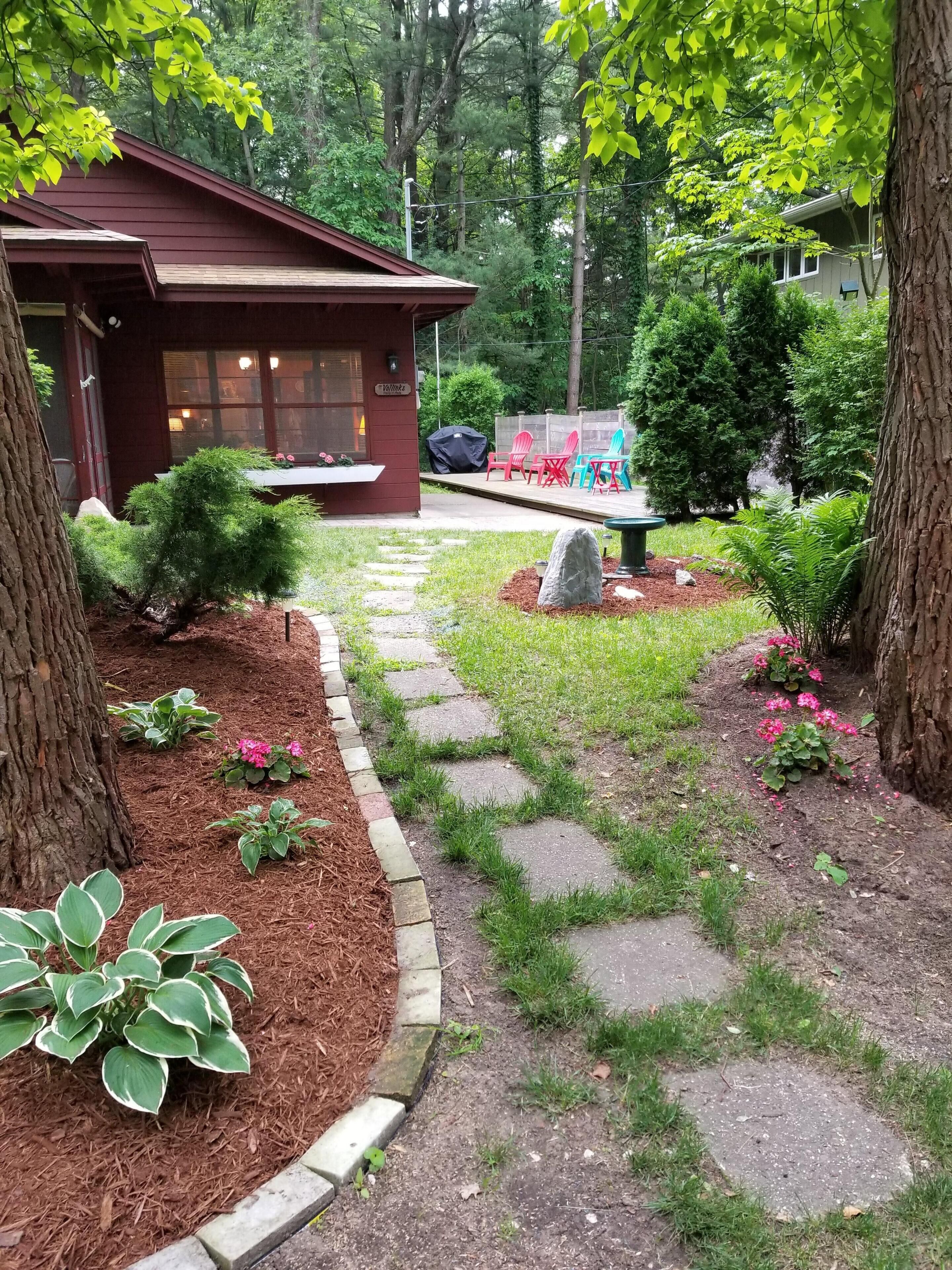 Charming redwood cottage in private, friendly Association with 400 ft. beach...!