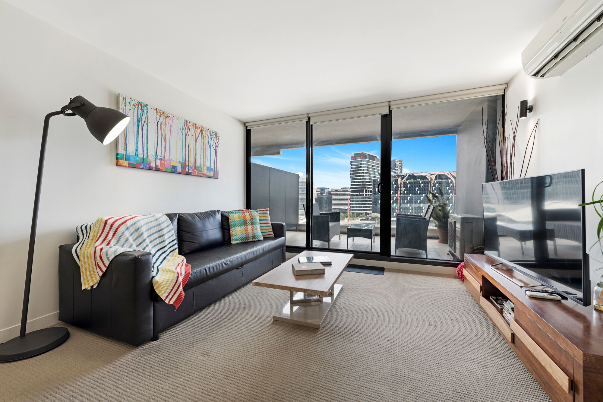 Spacious 1-BR CBD APT - BALCONY+NETFLIX!