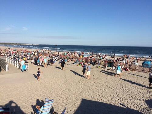 Crystal Clean Classic Cape! Enjoy the summer charm & beaches of Narragansett, RI