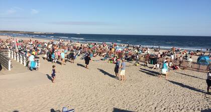 Crystal Clean Classic Cape! Enjoy the summer charm & beaches of Narragansett, RI