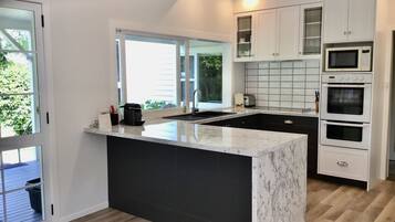 Frigorífico, microondas, horno y placa de cocina