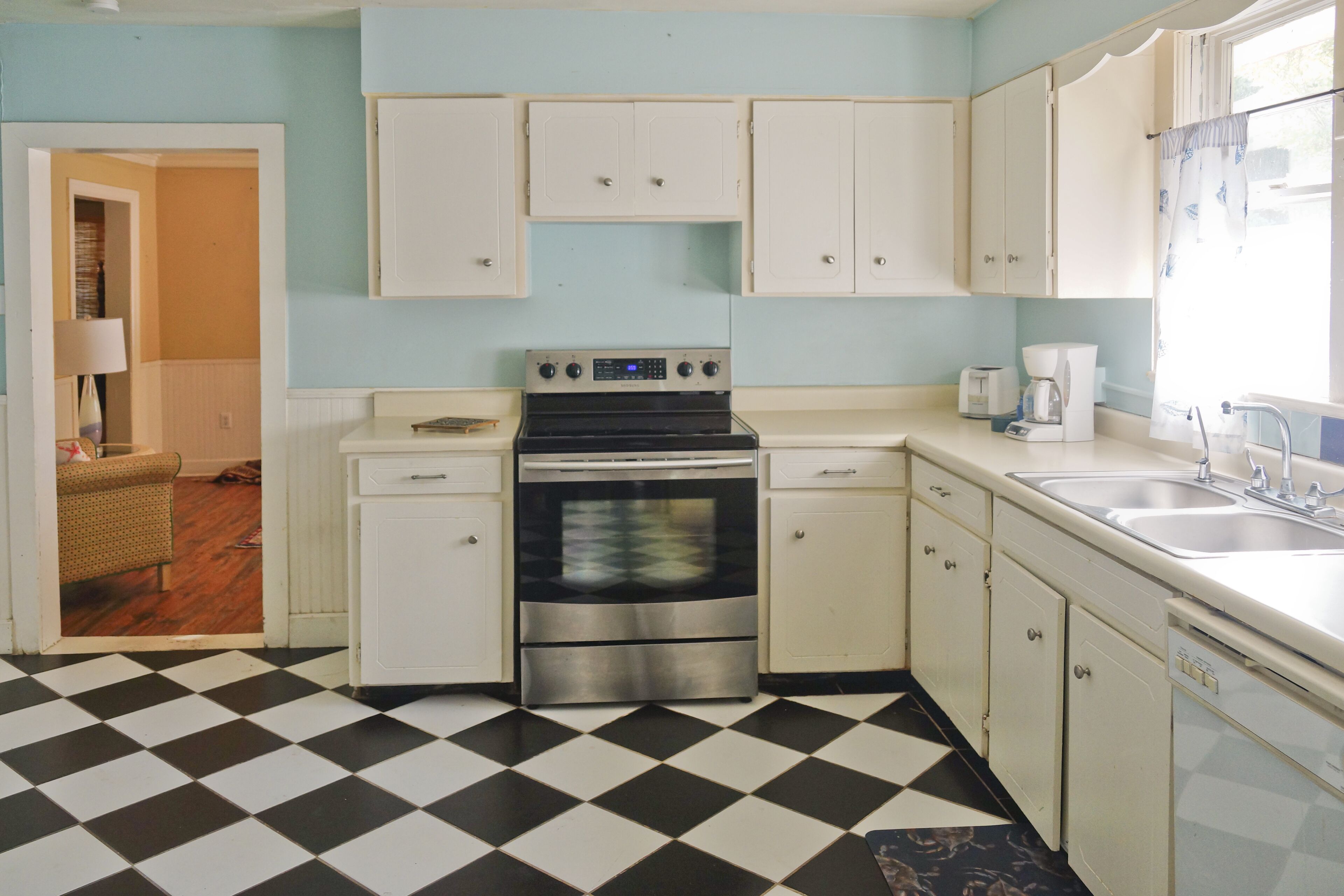 Spacious 3 Br Beach House, Only 1 1/2 Blocks From The Beach!