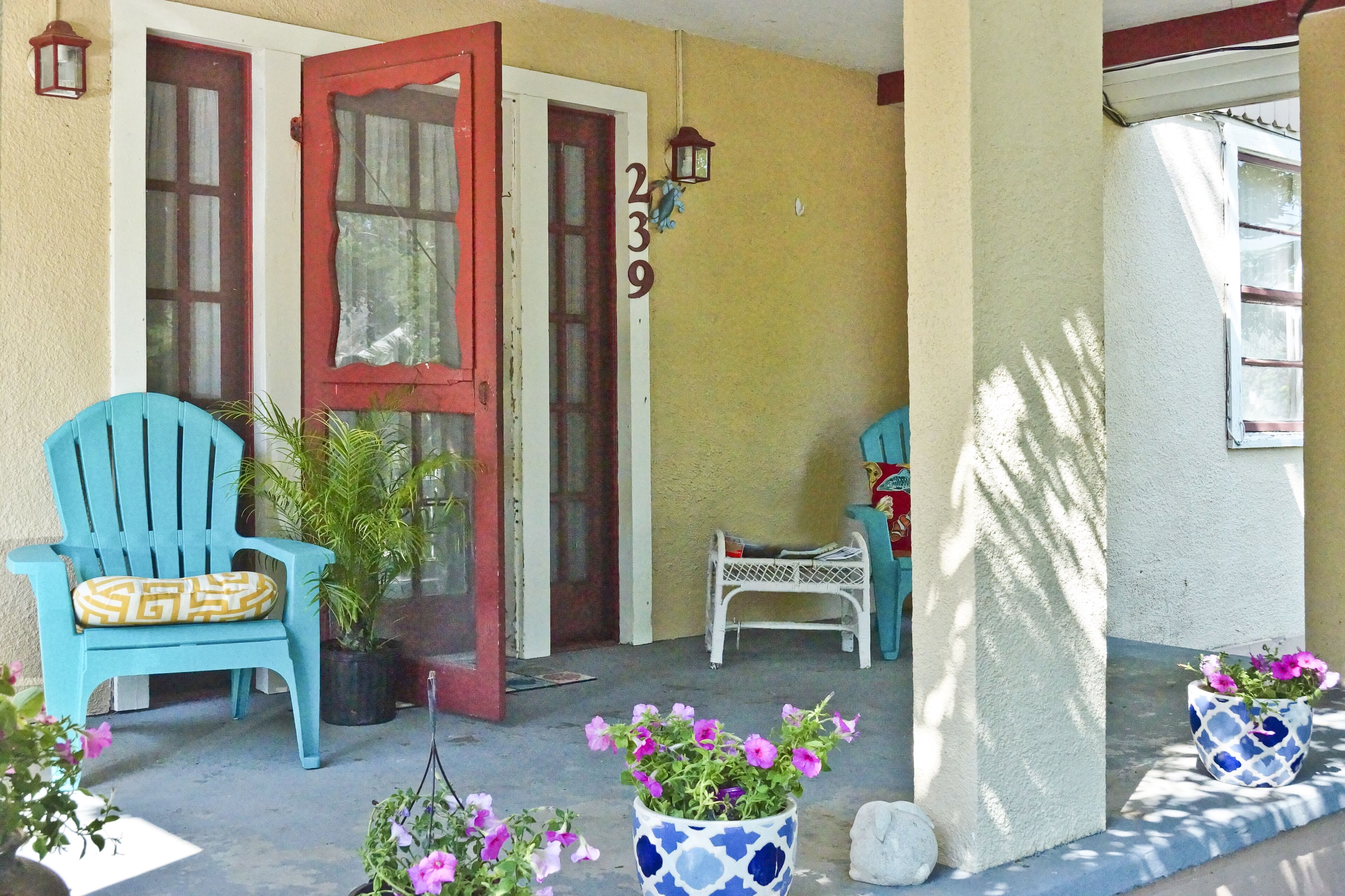 Spacious 3 Br Beach House, Only 1 1/2 Blocks From The Beach!