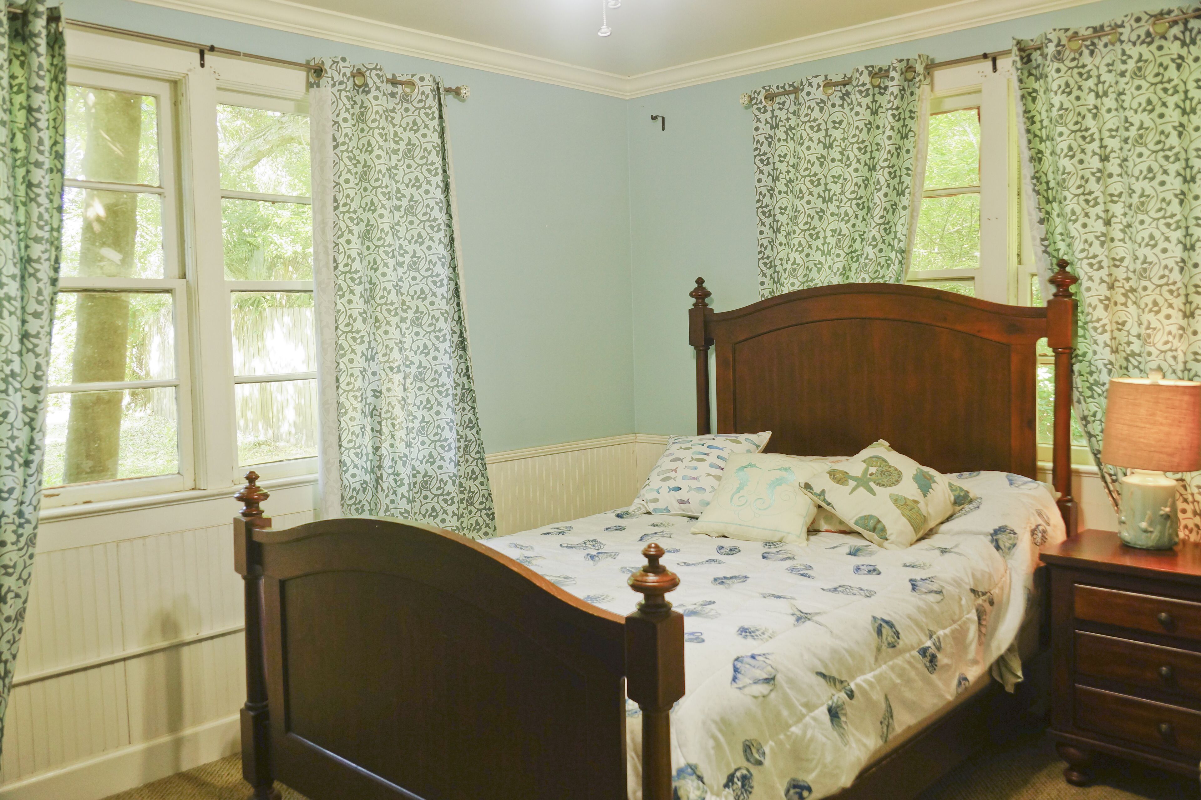 Spacious 3 Br Beach House, Only 1 1/2 Blocks From The Beach!