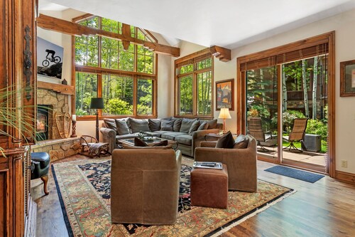 Arrowhead F1 - Walk to Slopes & Dining - Pool/Hot Tub, Private Deck w/ Firepit