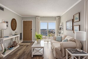 Smart TV, books - SALE: Top Floor with Oceanfront & Sound Views! Walk-in Shower and MORE! (Nags Head)