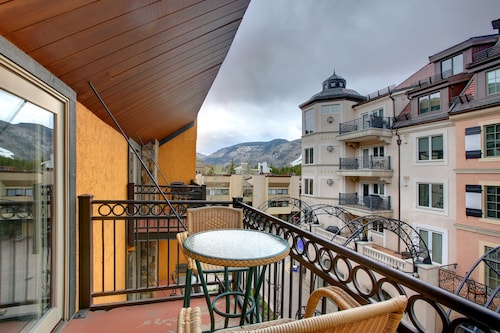 1 min. to slopes!Wake up & Ski! Steps to ski lift/gondola, shops & dining! 