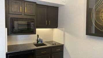 Refrigerador, microondas, cafetera/tetera, tostadora