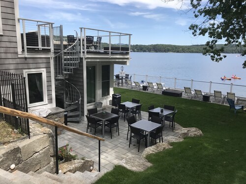 Alempi taso - päärakennus Winnipesaukee-järvellä Meredith Bayn luksushuvilassa 