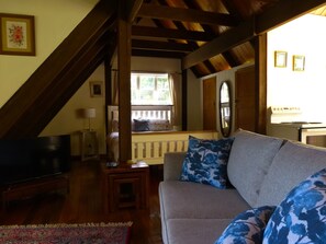 TV, DVD player - Outback magic in the Hinterland! (Cooroy)