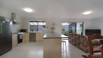 Kühlschrank, Mikrowelle, Ofen, Geschirrspüler