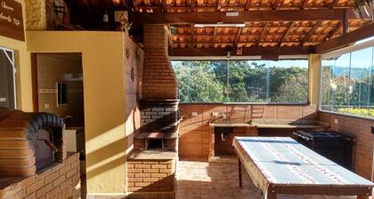 Hermosa casa de campo, wifi, piscina, barbacoa, horno de pizza y campo de fútbol.