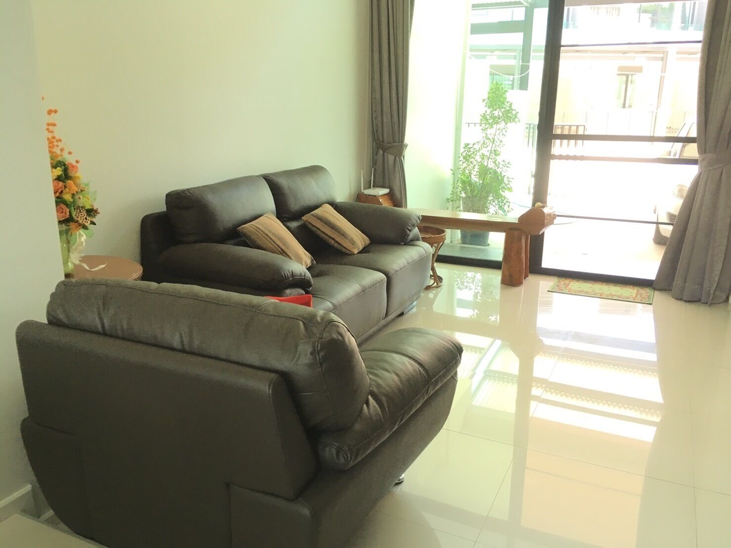 New Loft Modern Home, the 3 storey 2 bedroom 3.5 bathroom with cooking equipment