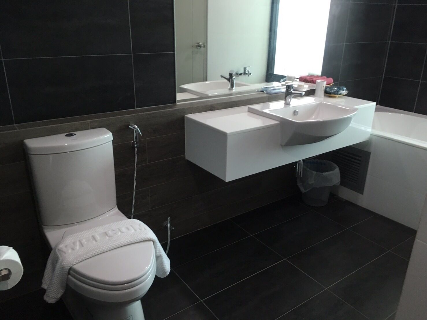 New Loft Modern Home, the 3 storey 2 bedroom 3.5 bathroom with cooking equipment