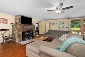 TV, fireplace