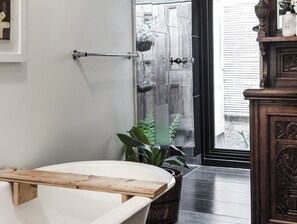 Bañera con ducha, bañera de hidromasaje, secador de pelo, toallas