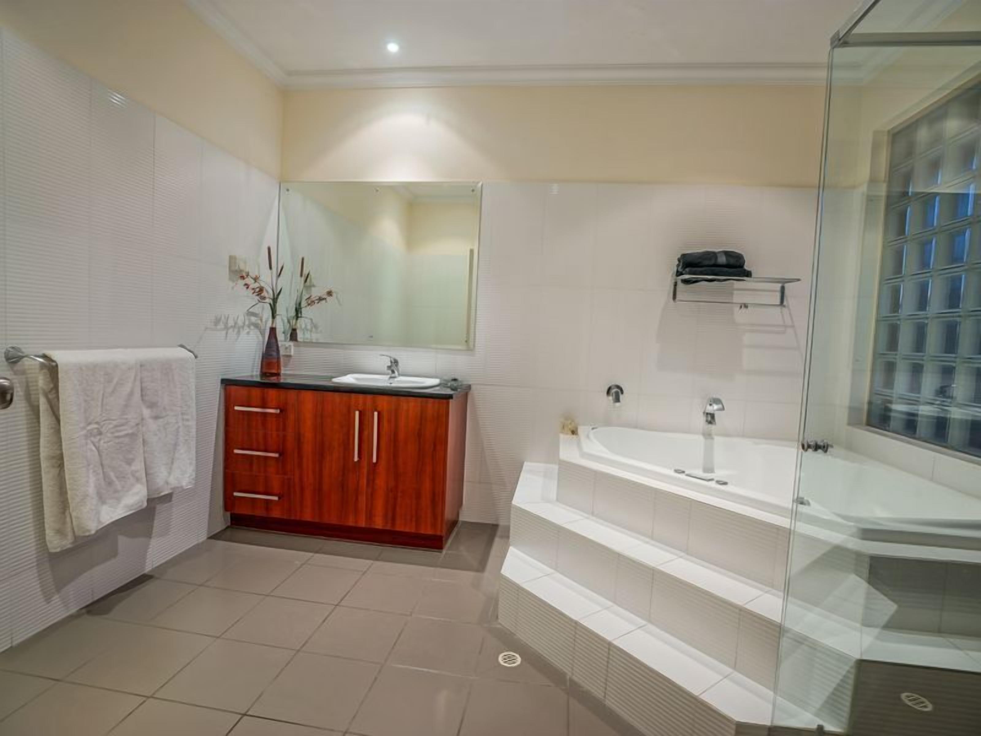 IDLE TIMES - Luxury on Copper Coast Marina — image 12