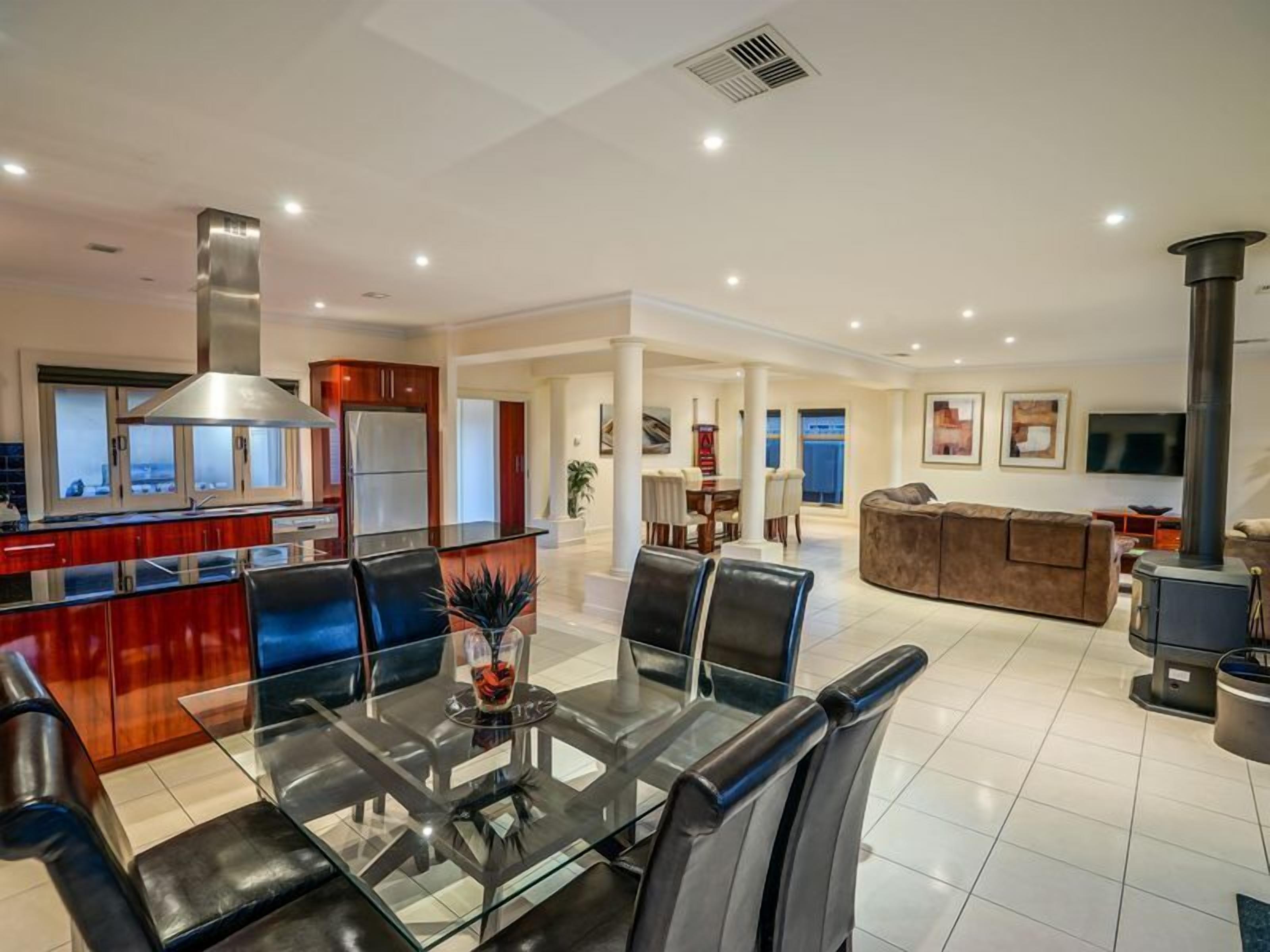 IDLE TIMES - Luxury on Copper Coast Marina — image 10