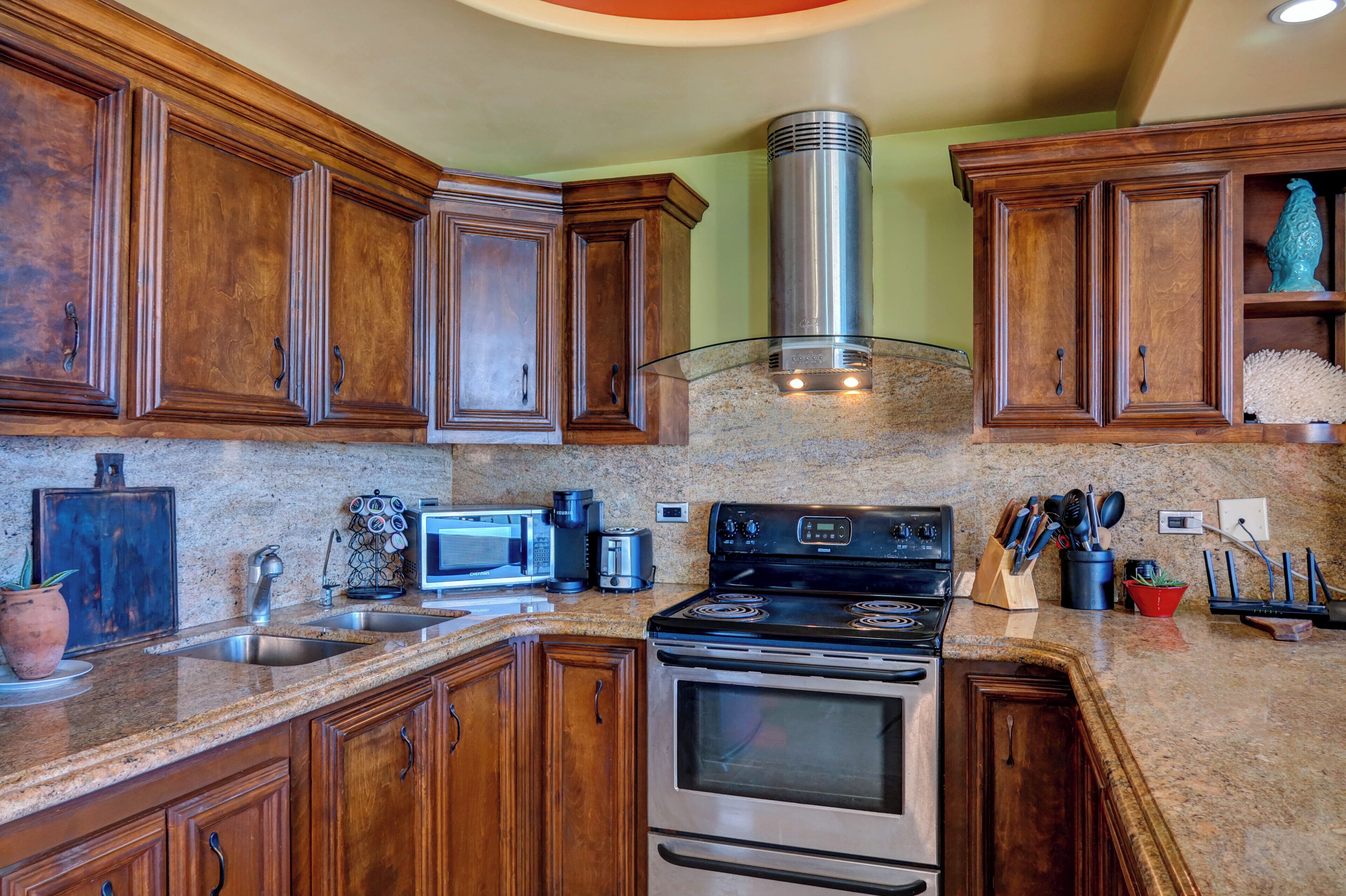 Køleskab, mikrobølgeovn, ovn, kogeplade