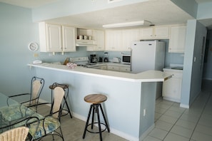 Fridge, microwave, oven, stovetop - Nearly 180 degree beach view (Fort Walton Beach)