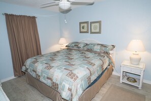 2 bedrooms, iron/ironing board, WiFi, bed sheets - Nearly 180 degree beach view (Fort Walton Beach)