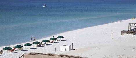 Am Strand, Liegestühle, Sonnenschirme