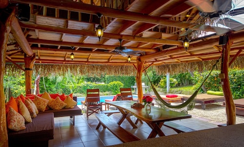 Stunning & Fully-Equipped Beach Pad - 5 BR Suites, Pool & 4 Minute Walk to Beach