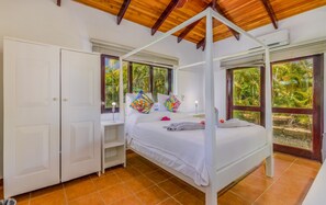 5 chambres, coffres-forts dans les chambres, lit parapluie