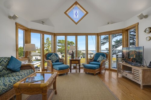 Shore Thing on Oyster Bay | Waterfront Views, Bulkhead Fishing + Waterside Balconies