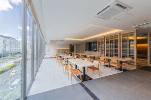 Se ofrece un desayuno bufé (1760 JPY por persona)