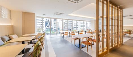 Desayuno buffet diario (JPY 1760 por persona)